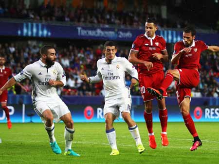 Franco Vazquez (phải) tung cú vô lê quân bình tỷ số 1 – 1 cho Sevilla.